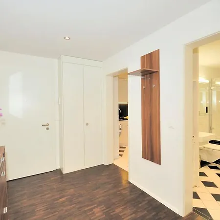 公寓 1br With Balcony Near - Flower 1 *